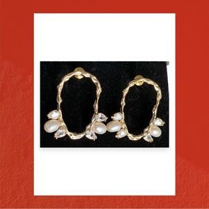 🆕 Unbranded Crystal and Faux Pearl Accent Gold Plated Stud Earrings